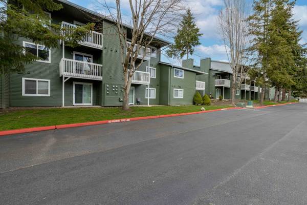$2,275 / 2br - 1120ft2 - Patio/Balcón, Transporte público, Patrulla de seguridad (2709 Lincoln Way, Lynnwood, WA)63845963479299121