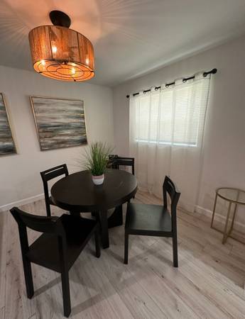 $600 / 2 habitaciones - 250 pies² - Habitación tranquila reformada en casa de West Palm Beach: todos los servicios incluidos (West Palm Beach)63379732817795122