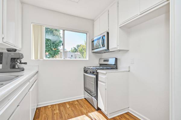 $2,134 / 1br - 628ft2 - Picnic Tables, Dishwasher, Cable Ready (27303 N. Sara St., Los Angeles, CA)63857623529473122