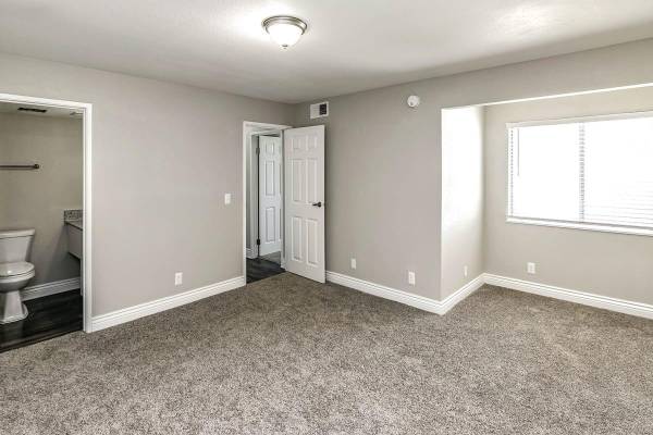 $1,200 / 2br - 1000ft2 - Package Receiving, On-Site Maintenance, Detached Garages63976697702019121