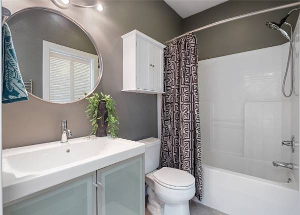 $650 / 1br - 760ft2 - Modern 1-Bed Condo with Historic Charm & Private Balcony (Des Moines, IA)63679458621955121