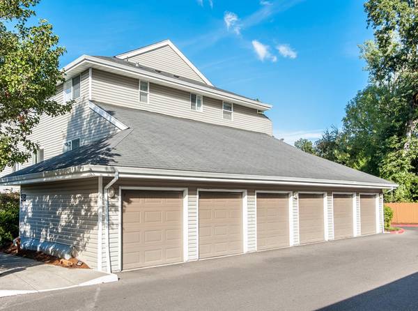 $1,995 / 3br - UPSCALE & MOVE READY - Exceptional 3 Bedroom - By Multiple Theaters (Beaverton / Aloha)63999315817603123