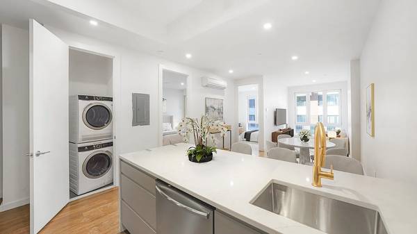 Tremendous, brand new 2-bed in the heart of Flushing, Queens-MUST SEE! 1