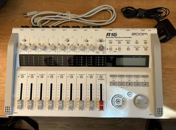 Zoom R16 Multitrack Recorder 1