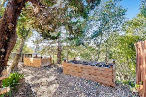 $4,400 / 2200ft2 - 4 Bedrooms and 3 Full Baths with over 2150 sq feet remodeled (oakland hills / mills)64151614117635122