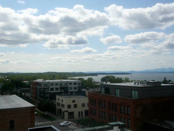 $2,800 / 2br - 750ft2 - 2 bedroom 1.5 bath apt in elevator building in downtown Burlington (Burlington)63784684796929124