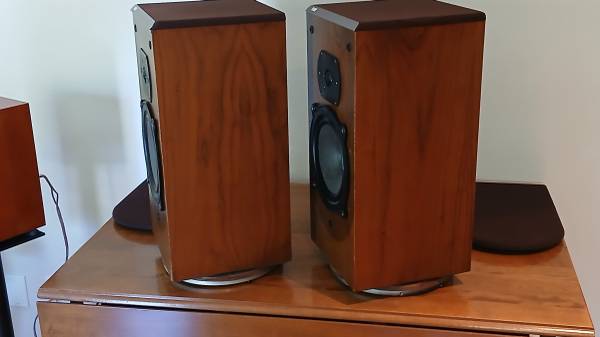 B & W DM 22 Bookshelf Speakers - $30496909742014484483