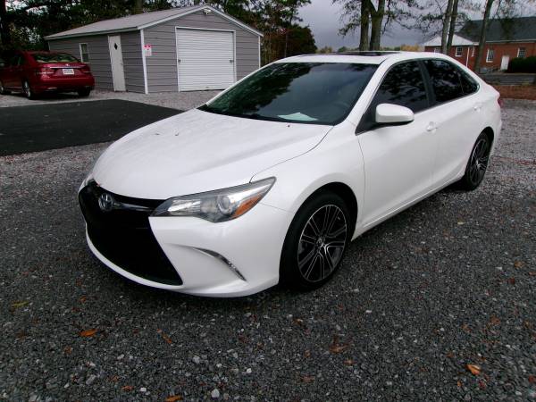 2016 Toyota Camry SE 1