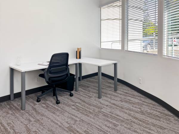 $1,206 🍂 Act Fast: 50% Off Bright Window Office for 6 – Ends Soon! ⌛ (santa rosa)63772871466241122