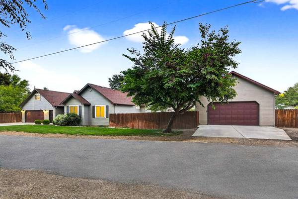 $560,000 / 3br - 2033ft2 - Nampa Over 3/4 acre Lot, 2,033sqft House, Shop, No HOA! (Nampa)64003314025857121