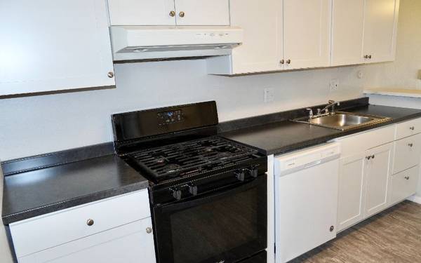 $1200.00 / 2br - 862ft2 - Apartamento renovado cerca de Austin Bluffs63658264202755122