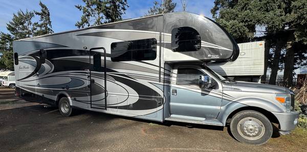 2017 Thor Four Winds Super C 35SB – Full Wall Slide, Bunk Model 1