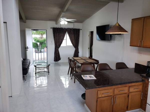 $300 / 2br - 1200ft2 - Kahala Cottage, 2 Bedroom Sleeps 6 (Kahala, Diamond Head, Oahu, Hawaii)63686672250881124