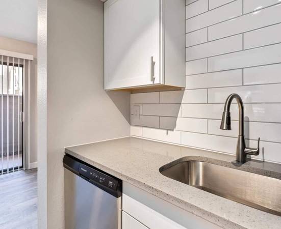 $897 / 1br - 600ft2 - Covered Parking Options, Outdoor Basketball Courts (La Mancha.)64024989007361120