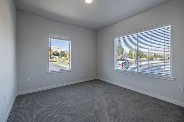 $1,915 / 2br - 906ft2 - Microwave, Quartz Countertops, Luxury Vinyl Plank Flooring (Wenatchee)63845968178051123