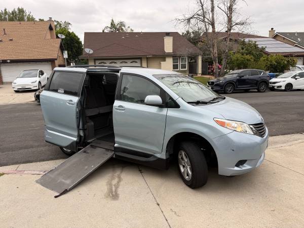 2015 Toyota Sienna para silla de ruedas - $20,999 (Chatsworth)63470045696771124