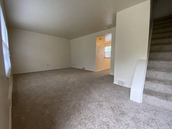 $1,225 / 2br - Bright & Spacious Two Bedroom Townhouse! Amazing Plum Location!! (Plum / Regency Park / Edgemeade / Universal)64013367266307121