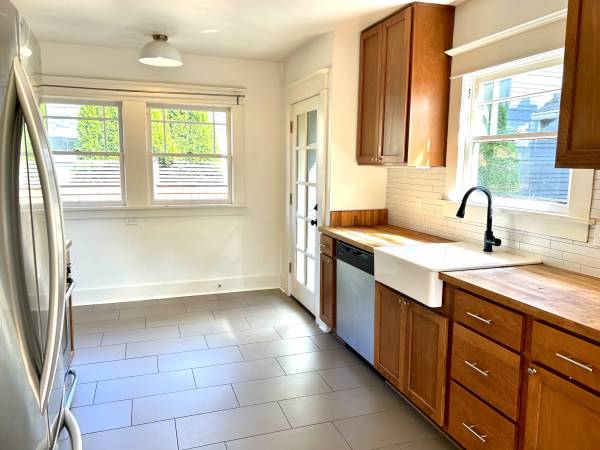 $3,200 / 4br - 2428ft2 - Awesome bungalow in amazing neighborhood (Division clinton)64039058035586124