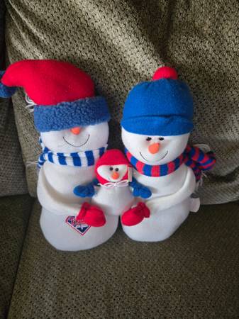 Phillies snowmen family plush 1