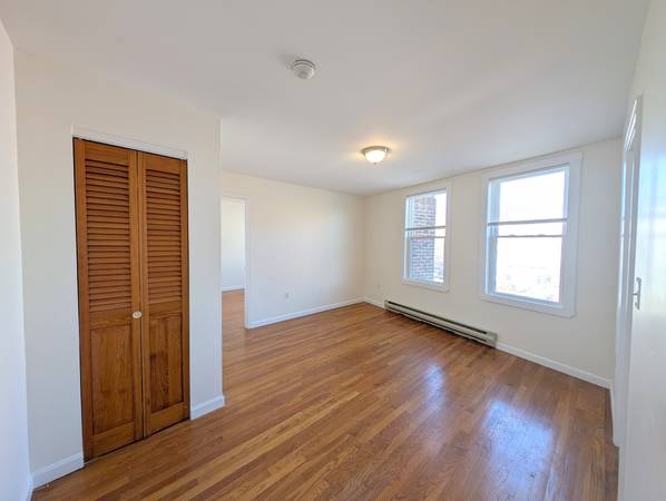 $2,500 / 1br - Top Floor Right in Davis Square ** Modern K&B ** Laundry (Somerville \ Davis Sq.)63797254760067123