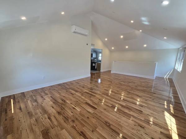 $3,300 / 3br - 1200ft2 - Wow! Spacious 3 br 2 bth apt in Throggs Neck! (Bronx)64033458446466120