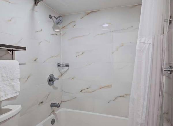 $550 / 1br - NEW WEEK RATE - Only 550 for 7 Days! - Multilingual, Pool, WiFi, Cable (Sacramento)63961339833730122