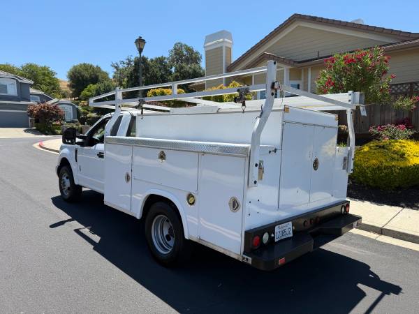 2017 FORD F-350 DUALLY , UTILITY BED F350 - $13,900 (dublin / pleasanton / livermore)63444043112579124