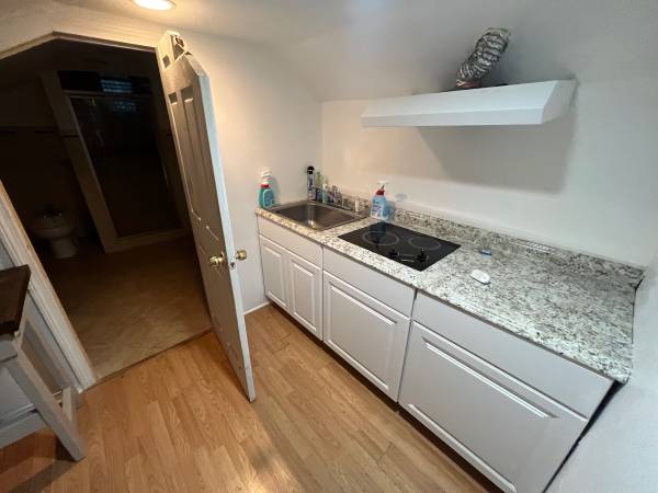 $800 Attic- Level studio on a bus line (Derby)64010164338435124