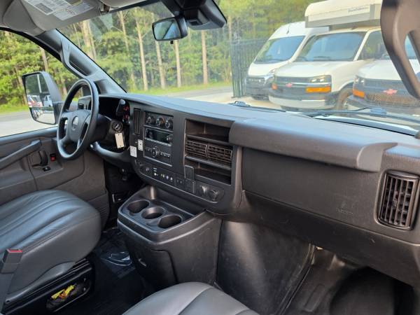 2021 GMC Savana 3500 17ft - Photo 14