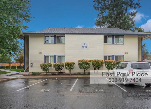 $1,450 / 2br - Very Walkable Area, Seasonal Pool, Onsite Management + Easy Transport (Rockwood Area)63914741090307120