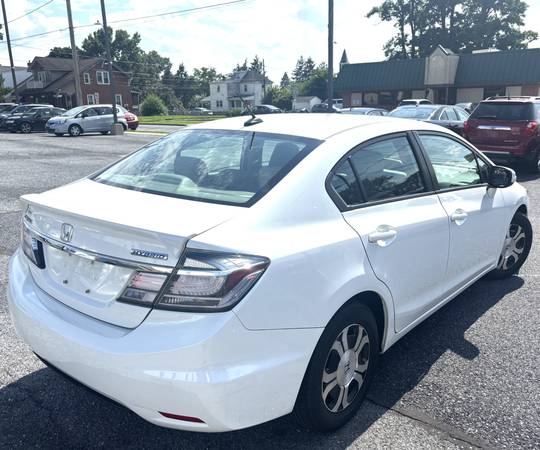 2013 Honda Civic Hybrid w/ Leather and Nav - $10,990 (Middletown)63477713129219124