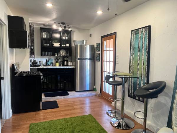 $2,000 / 1br - 550ft2 - Newly remodeled, fully furnished 1 bedroom with month to month lease. (Midtown)63806171215873122