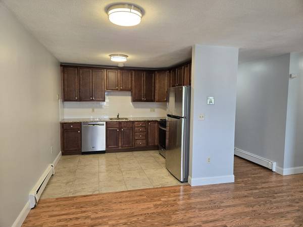 $2,450 / 2br - 800ft2 - Medford Near Tufts – Parking Included – Available Now (Medford)64213547648515120