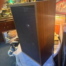 Vintage 3-Way Bass Reflex Speakers – Classic Sound & Design 1