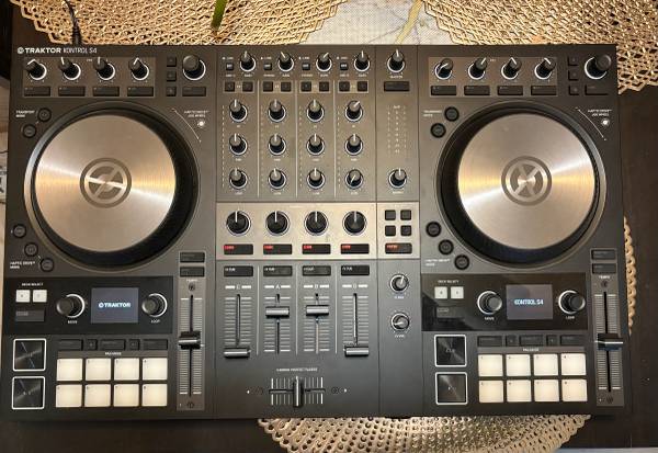 Native Instruments Traktor Kontrol S4 mk3  DJ controller 1
