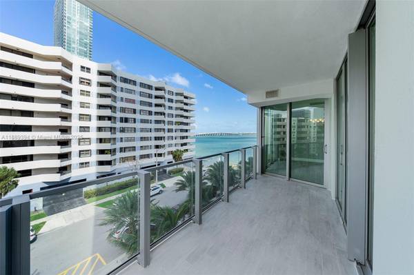 $4,600 / 2br - magnificent balcony the perfect place to relax (2900 NE 7th Ave)64051006399618120