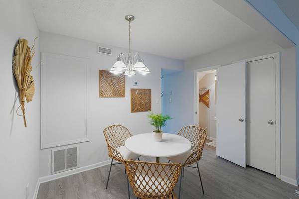 $1,249 / 2br - 1000ft2 - 🏡 Townhouse Comfort with Amazing move-in specials🏡 (Burlington, NC)64027274477571120