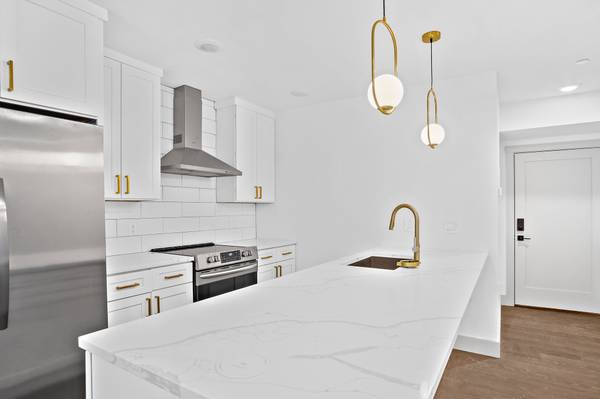 $3,400 / 2br - Dorchester 2 Bed/2 Bath Apartment | Near Uphams Corner (Dorchester)63699392983041121