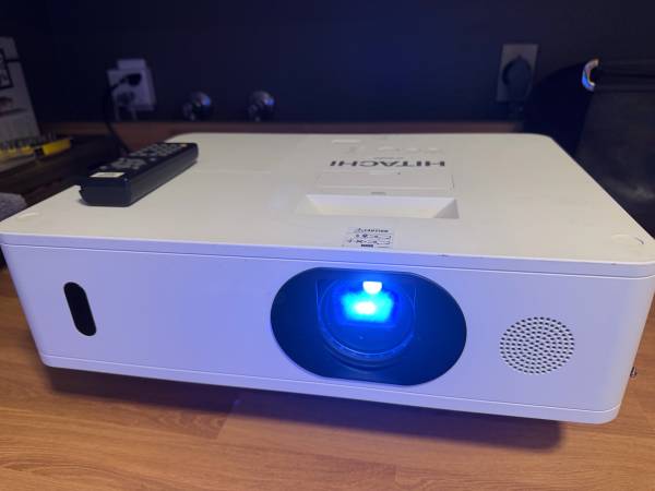 Hitachi 5000 lumens HDMI projector 1