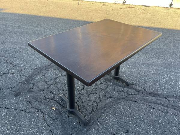 Commercial Restaurant Table – Heavy-Duty & Sturdy 1
