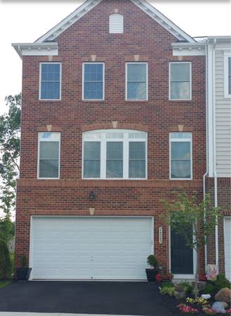 $3250.00 / 3br - 3165ft2 - Spacious 3,160 sq ft end-unit townhome in a top-rated school district63822011928577121