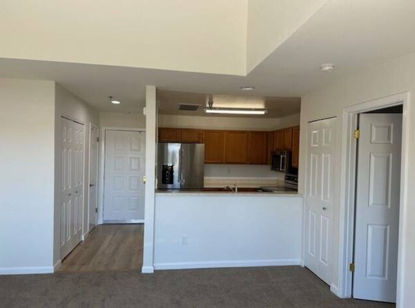 $1,350 / 1br - Bright & Sunny 1-bedroom 1-bathroom condo located in! (novato)63667888816643122