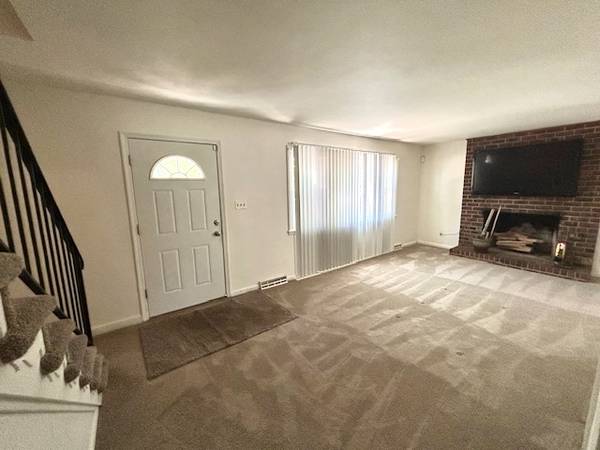 $308,000 / 3br - Charming Brick Townhome Retreat (Indian Head Village)63611885059713123