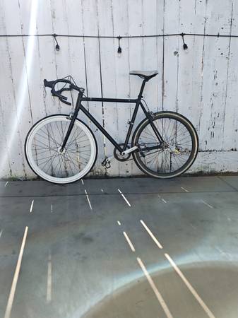 Single-speed road bike-needs tube fix or just needs air not sure- chea 1