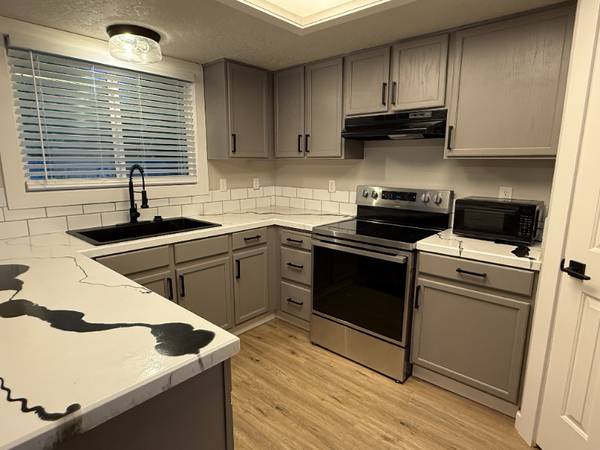 $2400.00 / 3br - 1200ft2 - Charming 3 Bed/2 Bath Single Family Home in Meridian - $2450/mo63794970642051122