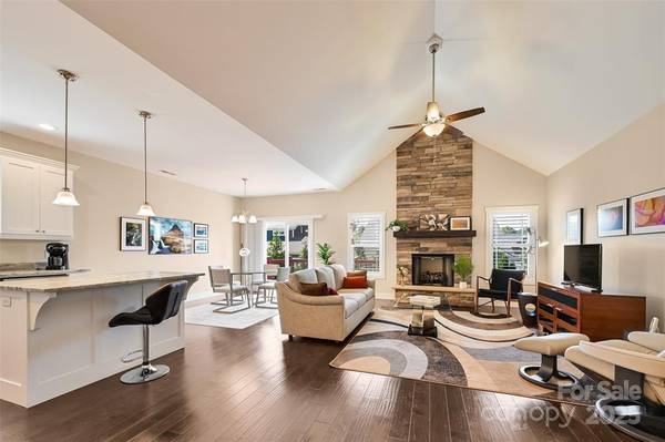 $425,000 / 3br - 1526ft2 - 63 Leyland Circle (Hendersonville)64029208235010121