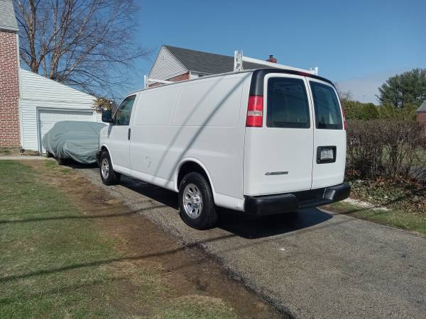 2010 Chevrolet Express - Photo 13