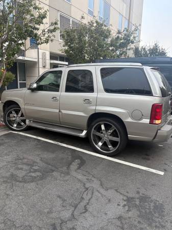 2006 Cadillac Escalade con pocos kilómetros, transmisión reconstruida con documentación - $7,500 (distrito financiero)63654701415041120