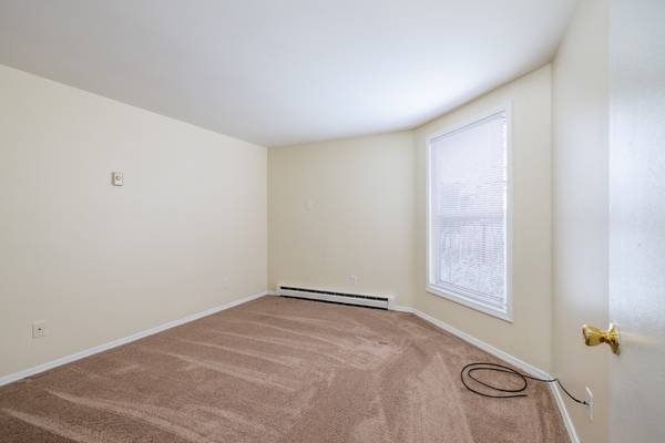 $1,300 / 3br - Now Leasing - 3 Bedroom Apt - WiFi, Internet & Cable included63982840612610123