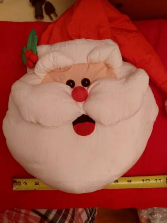 Wall-Hanger Santa Is Musical and Lighted 1